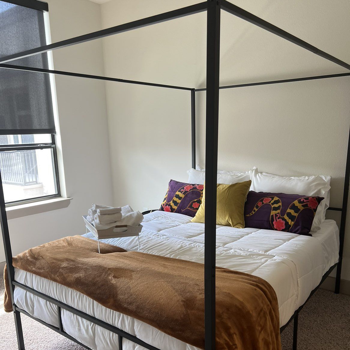 Artsy apartment w/wifi ring light