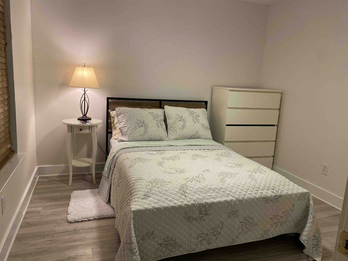 Quiet, cozy bedroom in Patio home